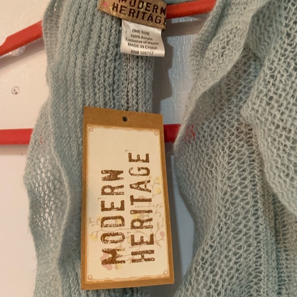 Neck wrap with loose ruffles - Picture 3 of 4